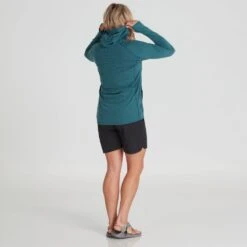 NRS Women's Silkweight Vesi Hoodie 26 NRS Women's Silkweight Vesi Hoodie -Outdoor Sports 10164 01 Mediterranea Model Back 090121 1000x1000