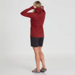 NRS Women's Silkweight Vesi Hoodie 32 NRS Women's Silkweight Vesi Hoodie -Outdoor Sports 10164 01 Vino Model Back 090121 1000x1000