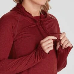 NRS Women's Silkweight Vesi Hoodie 34 NRS Women's Silkweight Vesi Hoodie -Outdoor Sports 10164 01 Vino Model Detail2 090121 1000x1000