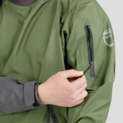 NRS Spyn Fishing Semi-Dry Suit 16 NRS Spyn Fishing Semi-Dry Suit -Outdoor Sports 22540 01 Olive Model ArmZipper 060622 1000x1000
