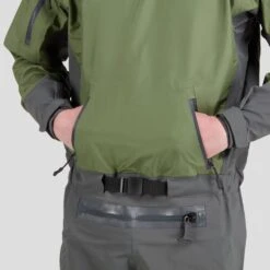 NRS Spyn Fishing Semi-Dry Suit 17 NRS Spyn Fishing Semi-Dry Suit -Outdoor Sports 22540 01 Olive Model KangarooPocket 060622 1000x1000