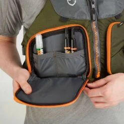 NRS Chinook Fishing PFD -Outdoor Sports 40009 05 Bark Model RightPocket 041522 1000x1000