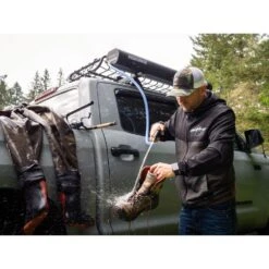 Yakima RoadShower | NRS -Outdoor Sports 62669 01 na na lifestyle1 041221 1000x1000