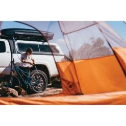 Yakima RoadShower | NRS -Outdoor Sports 62669 01 na na lifestyle2 041221 1000x1000